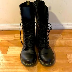 Dr.Martens 1914W size UK7 US M 8 -  womens 10W. 14 eyelets